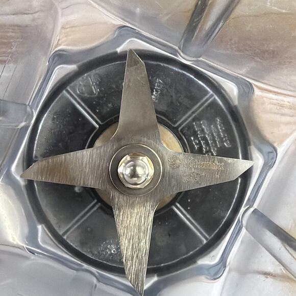 Vitamix Blender 32oz Wet Pitcher Container w/ Lid – Missing Center Plug - Picture 5 of 6